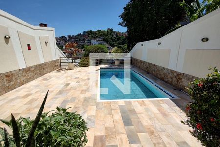 Casa de condomínio à venda com 346m², 3 quartos e 2 vagas Casa de condomínio à venda com 346m², 3 quartos e 2 vagasPiscina