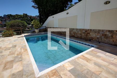 Casa de condomínio à venda com 346m², 3 quartos e 2 vagas Casa de condomínio à venda com 346m², 3 quartos e 2 vagasPiscina