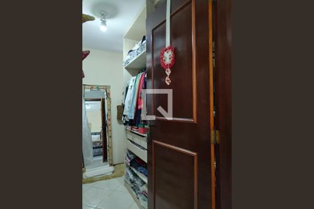 Casa de condomínio à venda com 346m², 3 quartos e 2 vagas Casa de condomínio à venda com 346m², 3 quartos e 2 vagasCloset da suíte