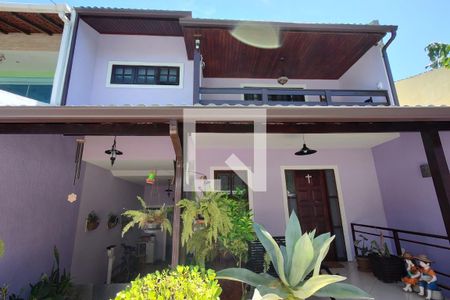 Casa de condomínio à venda com 346m², 3 quartos e 2 vagas Casa de condomínio à venda com 346m², 3 quartos e 2 vagasFachada