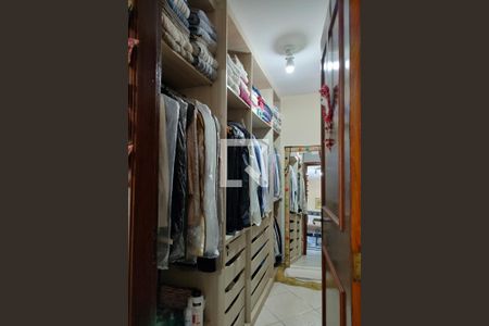 Casa de condomínio à venda com 346m², 3 quartos e 2 vagas Casa de condomínio à venda com 346m², 3 quartos e 2 vagasCloset da suíte