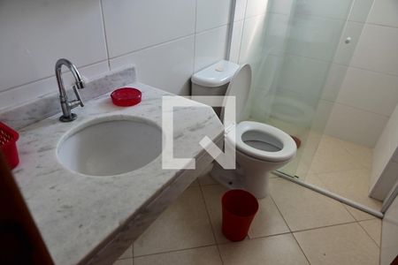 Banheiro suite de apartamento para alugar com 2 quartos, 86m² em Real, Praia Grande
