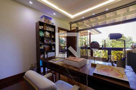 Casa de condomínio à venda com 1000m², 5 quartos e 5 vagasEscritório