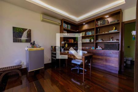 Casa de condomínio à venda com 1000m², 5 quartos e 5 vagasEscritório