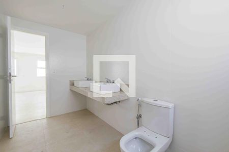 Apartamento à venda com 330m², 4 quartos e 4 vagasBanheiro da Suíte 1 da Cobertura