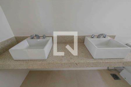 Apartamento à venda com 330m², 4 quartos e 4 vagasBanheiro da Suíte 1 da Cobertura