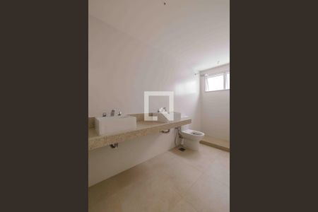 Apartamento à venda com 330m², 4 quartos e 4 vagasBanheiro da Suíte 2