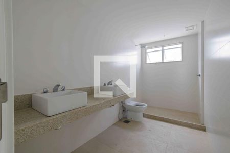 Apartamento à venda com 330m², 4 quartos e 4 vagasBanheiro da Suíte 1 da Cobertura