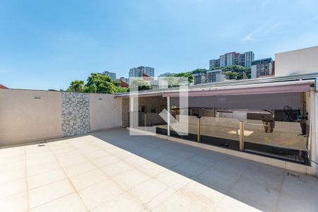 Casa à venda com 250m², 3 quartos e 8 vagas Casa à venda com 250m², 3 quartos e 8 vagasVaranda