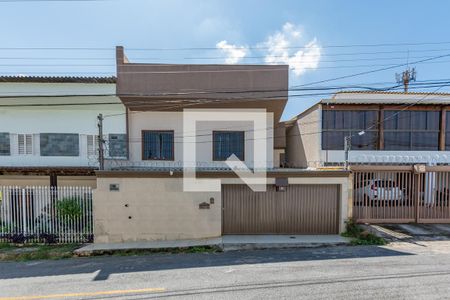 Casa à venda com 250m², 3 quartos e 8 vagas Casa à venda com 250m², 3 quartos e 8 vagasFachada