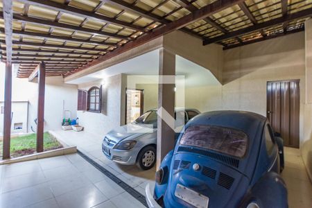 Casa à venda com 250m², 3 quartos e 8 vagas Casa à venda com 250m², 3 quartos e 8 vagasGaragem
