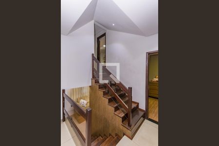 Casa à venda com 250m², 3 quartos e 8 vagas Casa à venda com 250m², 3 quartos e 8 vagasEscada