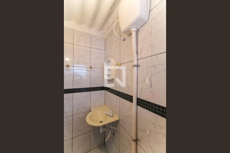 Banheiro de casa para alugar com 1 quarto, 25m² em Jardim Mirna, Taboão da Serra