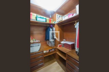 Casa à venda com 338m², 4 quartos e 4 vagas Casa à venda com 338m², 4 quartos e 4 vagasCloset Quarto 1