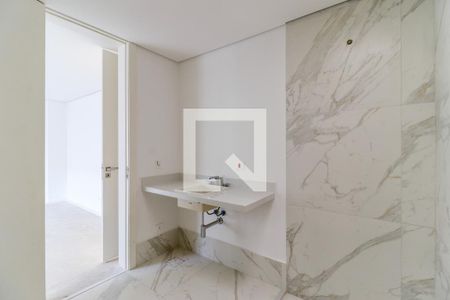 Casa de condomínio à venda com 935m², 4 quartos e 6 vagasBanheiro da Suíte 4