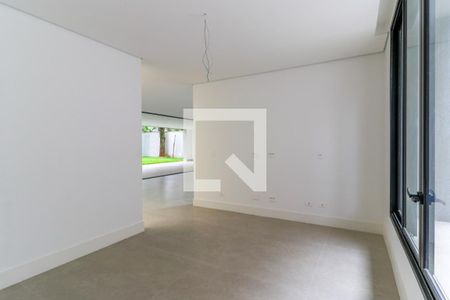 Casa de condomínio à venda com 935m², 4 quartos e 6 vagasSala de TV