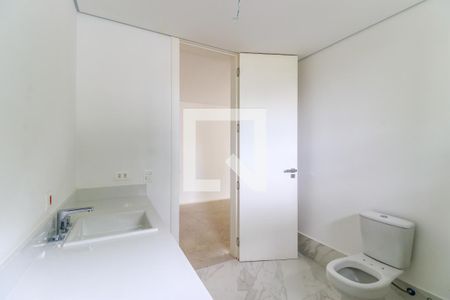 Casa de condomínio à venda com 935m², 4 quartos e 6 vagasBanheiro da Suíte 2