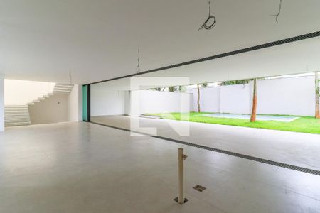 Casa de condomínio à venda com 935m², 4 quartos e 6 vagasSala