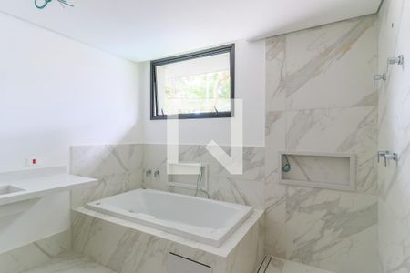 Casa de condomínio à venda com 935m², 4 quartos e 6 vagasBanheiro 1 da Suíte 1