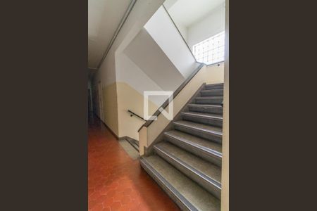 Apartamento para alugar com 40m², 1 quarto e sem vaga Apartamento para alugar com 40m², 1 quarto e sem vagaEscada