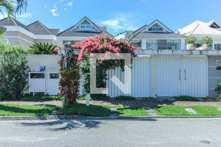 Casa de condomínio à venda com 350m², 4 quartos e 3 vagasFachada