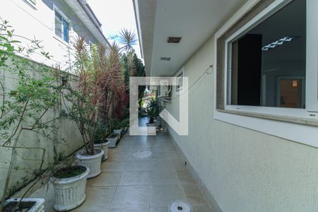 Casa de condomínio à venda com 350m², 4 quartos e 3 vagasÁrea externa - Lateral da casa