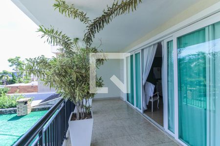 Casa de condomínio à venda com 350m², 4 quartos e 3 vagasSuíte 1 - Varanda