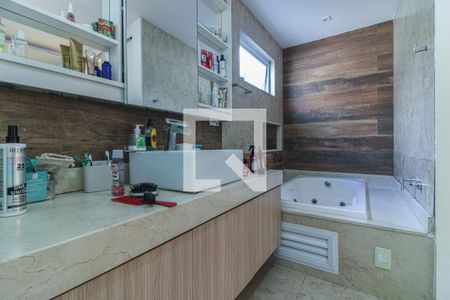 Casa de condomínio à venda com 350m², 4 quartos e 3 vagasSuíte 1 - Banheiro