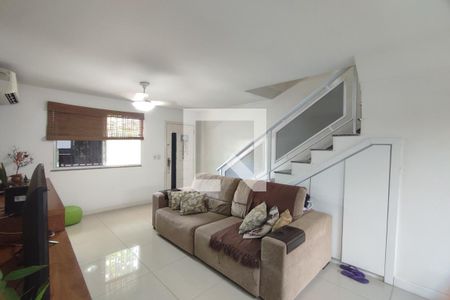 1º Pav - Sala de casa de condomínio para alugar com 2 quartos, 96m² em Pechincha, Rio de Janeiro