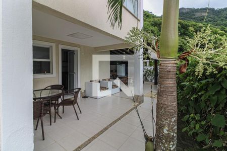 Casa de condomínio à venda com 350m², 5 quartos e 2 vagas Casa de condomínio à venda com 350m², 5 quartos e 2 vagasÁrea externa