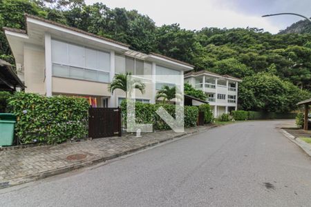 Casa de condomínio à venda com 350m², 5 quartos e 2 vagas Casa de condomínio à venda com 350m², 5 quartos e 2 vagasFachada