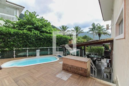 Casa de condomínio à venda com 350m², 5 quartos e 2 vagas Casa de condomínio à venda com 350m², 5 quartos e 2 vagasÁrea externa