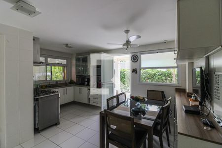 Casa de condomínio à venda com 350m², 5 quartos e 2 vagas Casa de condomínio à venda com 350m², 5 quartos e 2 vagasCozinha