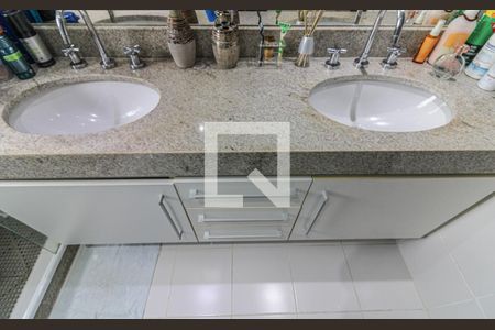 Casa de condomínio à venda com 350m², 5 quartos e 2 vagas Casa de condomínio à venda com 350m², 5 quartos e 2 vagasSuíte 2 - Banheiro