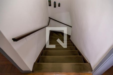 Casa à venda com 140m², 3 quartos e 2 vagasCorredor - Escada