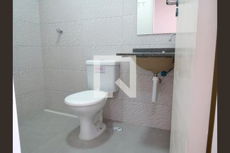 Banheiro de casa de condomínio para alugar com 1 quarto, 29m² em Vila Guedes, São Paulo