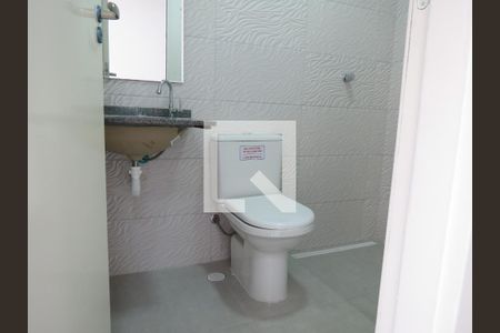 Banheiro de casa de condomínio para alugar com 1 quarto, 28m² em Vila Guedes, São Paulo