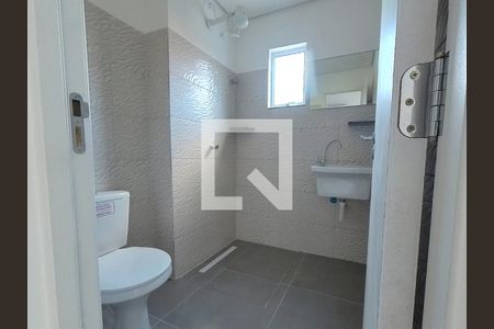 Banheiro de casa de condomínio para alugar com 1 quarto, 34m² em Vila Guedes, São Paulo