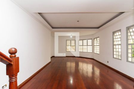Casa à venda com 416m², 5 quartos e 3 vagas Casa à venda com 416m², 5 quartos e 3 vagasSala