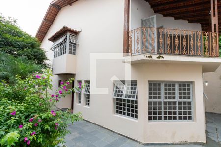 Casa à venda com 416m², 5 quartos e 3 vagas Casa à venda com 416m², 5 quartos e 3 vagasFundos
