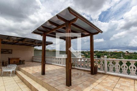 Casa à venda com 650m², 4 quartos e 5 vagas Casa à venda com 650m², 4 quartos e 5 vagasPiscina