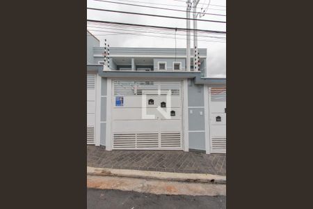 Casa à venda com 94m², 3 quartos e 2 vagas Casa à venda com 94m², 3 quartos e 2 vagasFachada