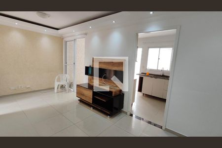 Sala de casa de condomínio para alugar com 2 quartos, 120m² em Vila das Nacoes, Ferraz de Vasconcelos