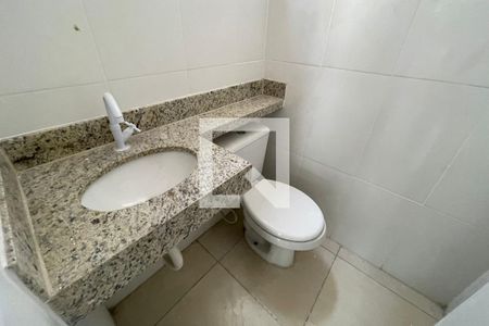 Banheiro de casa de condomínio para alugar com 2 quartos, 98m² em Jardim Primavera, Duque de Caxias