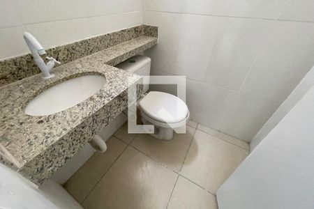 Banheiro de casa de condomínio para alugar com 2 quartos, 98m² em Jardim Primavera, Duque de Caxias
