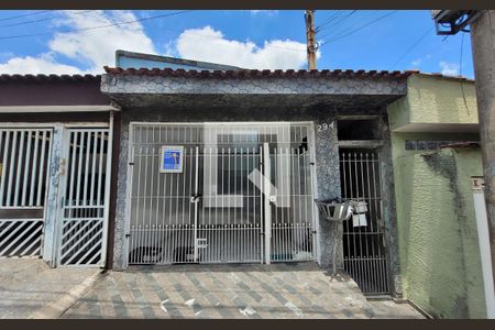 Casa à venda com 280m², 4 quartos e 1 vaga Casa à venda com 280m², 4 quartos e 1 vagaFachada