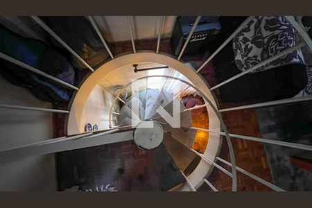 Apartamento à venda com 145m², 3 quartos e 1 vaga Apartamento à venda com 145m², 3 quartos e 1 vagaEscada