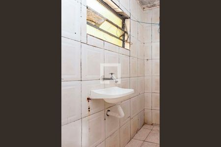 Banheiro de casa para alugar com 1 quarto, 21m² em Jardim Veronica, São Paulo