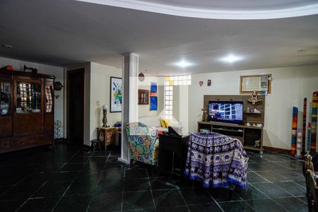 Sala de casa à venda com 5 quartos, 220m² em Piratininga, Niterói