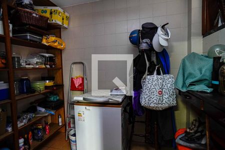 Casa à venda com 220m², 5 quartos e 2 vagas Casa à venda com 220m², 5 quartos e 2 vagasDespensa